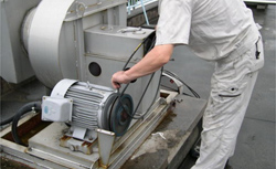 排気ファンVベルト点検